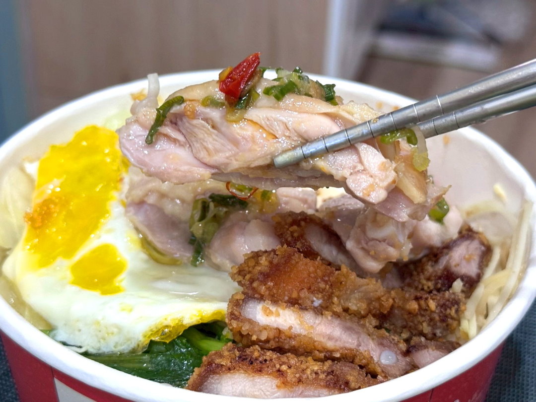 【京伙西屯店】台中西屯便當推薦，海南雞飯炸燒肉雙拼人氣必點，雞湯喝到飽 @猴屁的異想世界