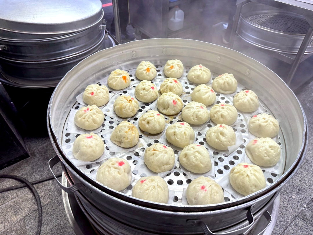 【向陽東坡蛋黃鮮肉包】台中超人氣排隊美食,蛋黃鮮肉包爆汁必吃,三種口味通通30元 @猴屁的異想世界 【向陽東坡蛋黃鮮肉包】台中超人氣排隊美食,蛋黃鮮肉包爆汁必吃,三種口味通通30元 @猴屁的異想世界