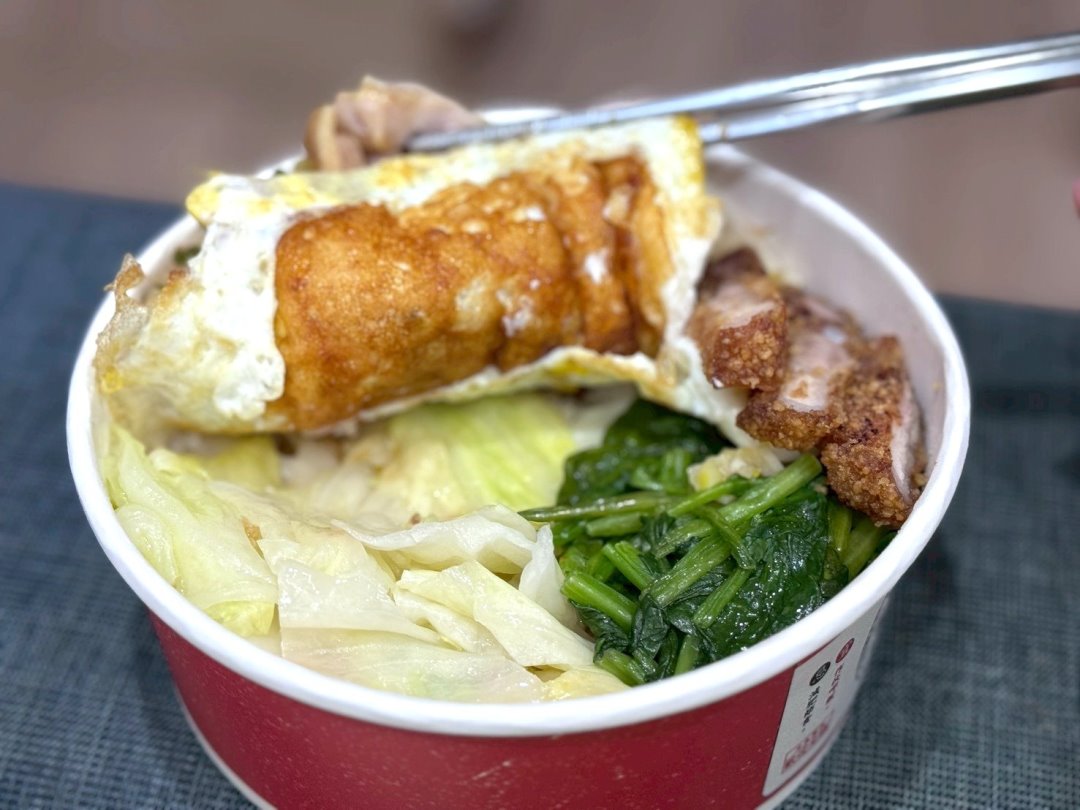 【京伙西屯店】台中西屯便當推薦，海南雞飯炸燒肉雙拼人氣必點，雞湯喝到飽 @猴屁的異想世界