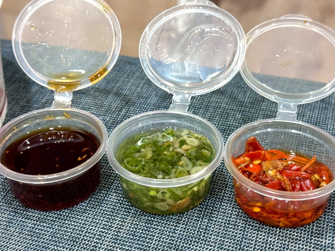 【京伙西屯店】台中西屯便當推薦，海南雞飯炸燒肉雙拼人氣必點，雞湯喝到飽 @猴屁的異想世界