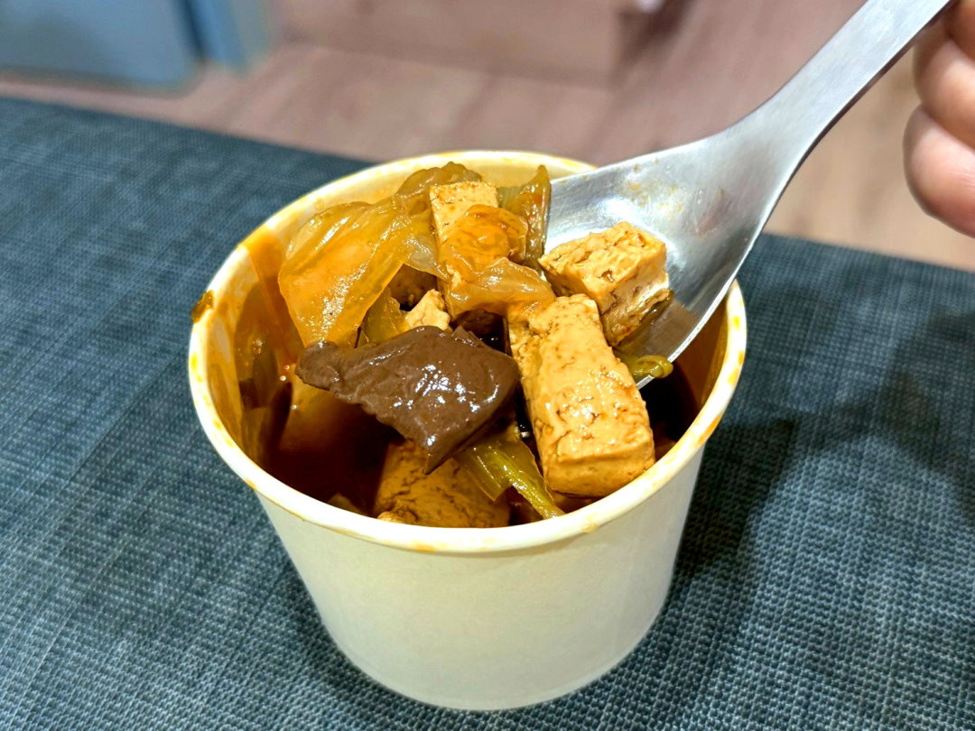 【大無敵烤肉飯】台中逢甲便當推薦，烤肉份量大，內用湯品飲料無限、半飯換菜超貼心 @猴屁的異想世界