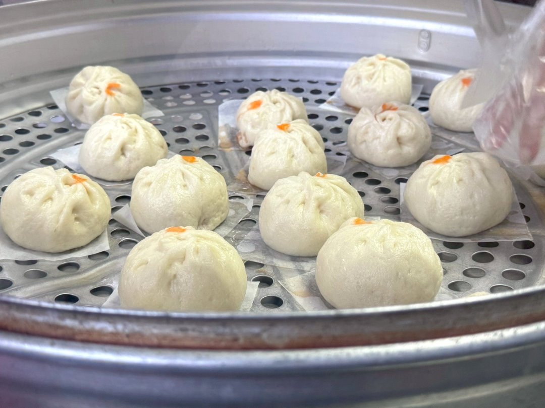 【向陽東坡蛋黃鮮肉包】台中超人氣排隊美食,蛋黃鮮肉包爆汁必吃,三種口味通通30元 @猴屁的異想世界 【向陽東坡蛋黃鮮肉包】台中超人氣排隊美食,蛋黃鮮肉包爆汁必吃,三種口味通通30元 @猴屁的異想世界