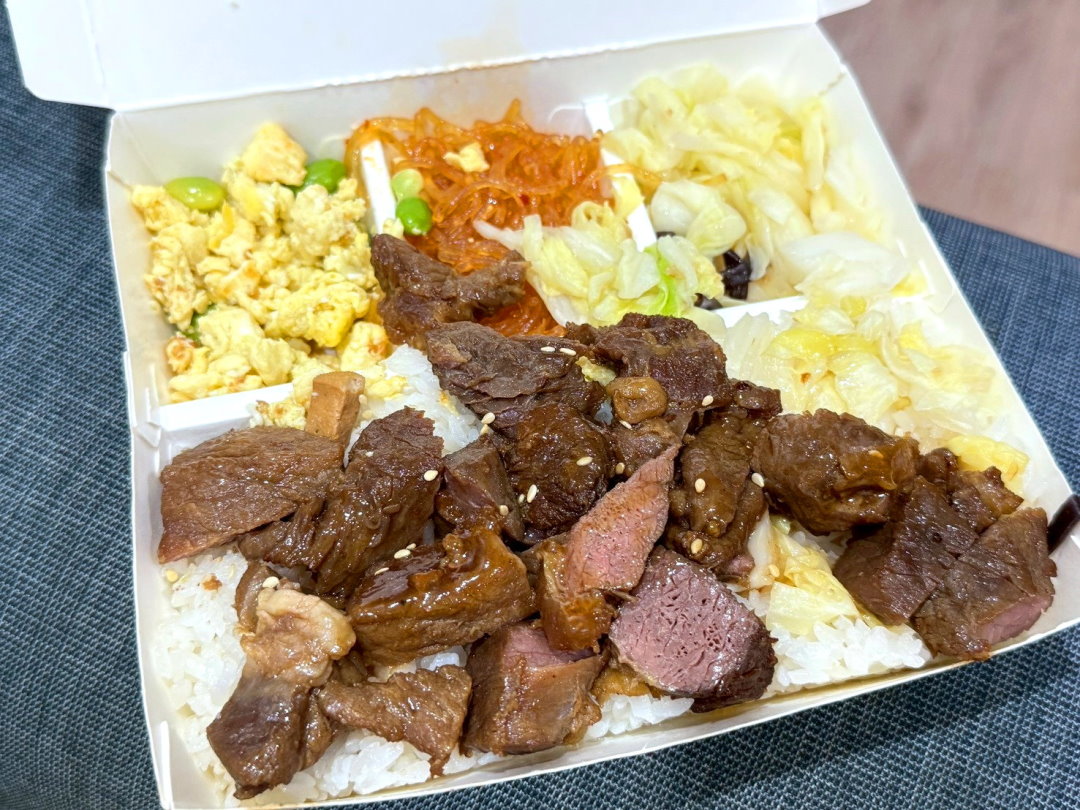 【大無敵烤肉飯】台中逢甲便當推薦，烤肉份量大，內用湯品飲料無限、半飯換菜超貼心 @猴屁的異想世界