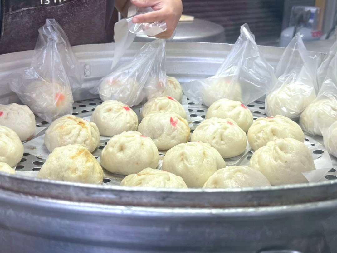 【向陽東坡蛋黃鮮肉包】台中超人氣排隊美食,蛋黃鮮肉包爆汁必吃,三種口味通通30元 @猴屁的異想世界 【向陽東坡蛋黃鮮肉包】台中超人氣排隊美食,蛋黃鮮肉包爆汁必吃,三種口味通通30元 @猴屁的異想世界