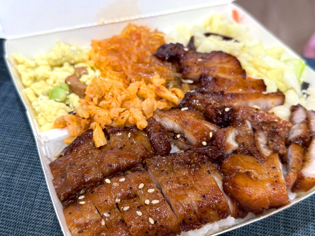 【大無敵烤肉飯】台中逢甲便當推薦，烤肉份量大，內用湯品飲料無限、半飯換菜超貼心 @猴屁的異想世界