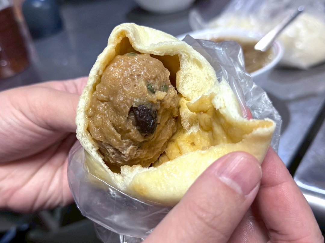 【向陽東坡蛋黃鮮肉包】台中超人氣排隊美食,蛋黃鮮肉包爆汁必吃,三種口味通通30元 @猴屁的異想世界 【向陽東坡蛋黃鮮肉包】台中超人氣排隊美食,蛋黃鮮肉包爆汁必吃,三種口味通通30元 @猴屁的異想世界