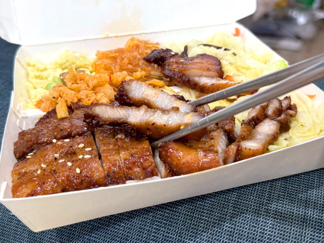【大無敵烤肉飯】台中逢甲便當推薦，烤肉份量大，內用湯品飲料無限、半飯換菜超貼心 @猴屁的異想世界
