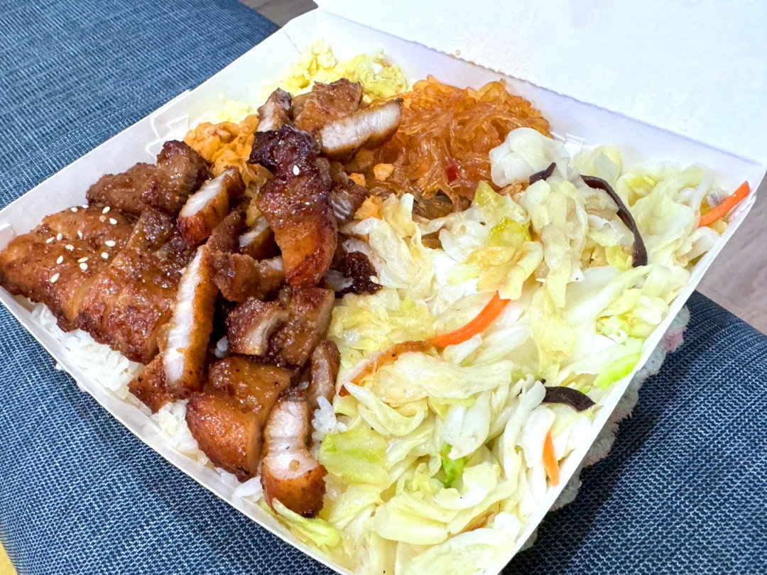 【大無敵烤肉飯】台中逢甲便當推薦，烤肉份量大，內用湯品飲料無限、半飯換菜超貼心 @猴屁的異想世界