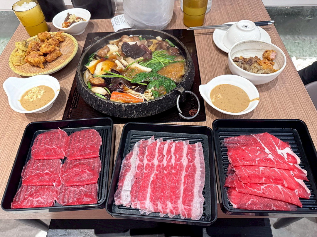 【牛比蔥壽喜燒吃到飽】台中吃到飽推薦，和牛壽喜燒12種湯底，炸雞好吃自助吧超豐富 @猴屁的異想世界