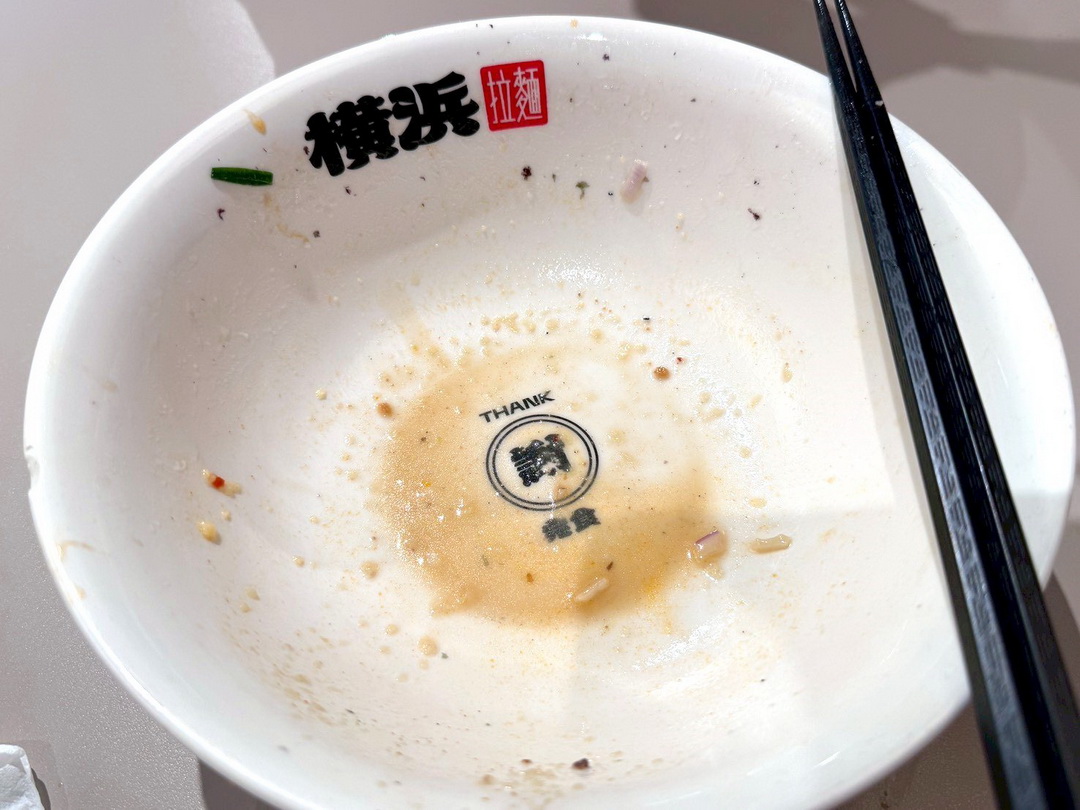 【橫濱拉麵】南投埔里在地人推薦濃郁系拉麵!內用飲料暢飲、加麵免費,碗底還有隱藏驚喜! @猴屁的異想世界 【橫濱拉麵】南投埔里在地人推薦濃郁系拉麵!內用飲料暢飲、加麵免費,碗底還有隱藏驚喜! @猴屁的異想世界