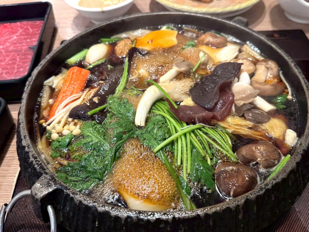 【牛比蔥壽喜燒吃到飽】台中吃到飽推薦，和牛壽喜燒12種湯底，炸雞好吃自助吧超豐富 @猴屁的異想世界