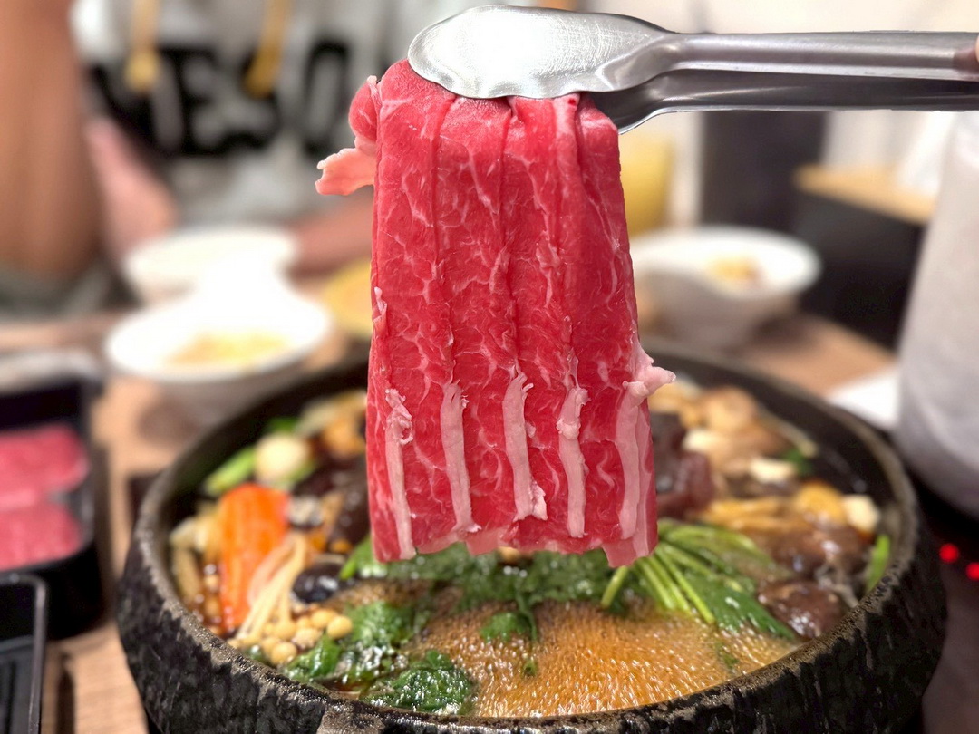 【牛比蔥壽喜燒吃到飽】台中吃到飽推薦，和牛壽喜燒12種湯底，炸雞好吃自助吧超豐富 @猴屁的異想世界