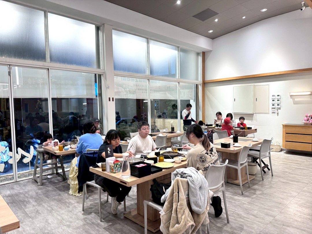 【牛比蔥壽喜燒吃到飽】台中吃到飽推薦，和牛壽喜燒12種湯底，炸雞好吃自助吧超豐富 @猴屁的異想世界