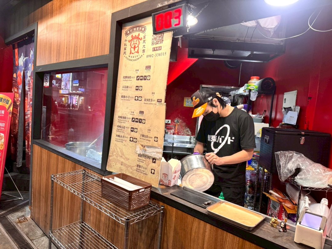 【萬氏福建炒麵】台中逢甲美食推薦，大火快炒香氣十足，料多實在必吃炒麵 @猴屁的異想世界