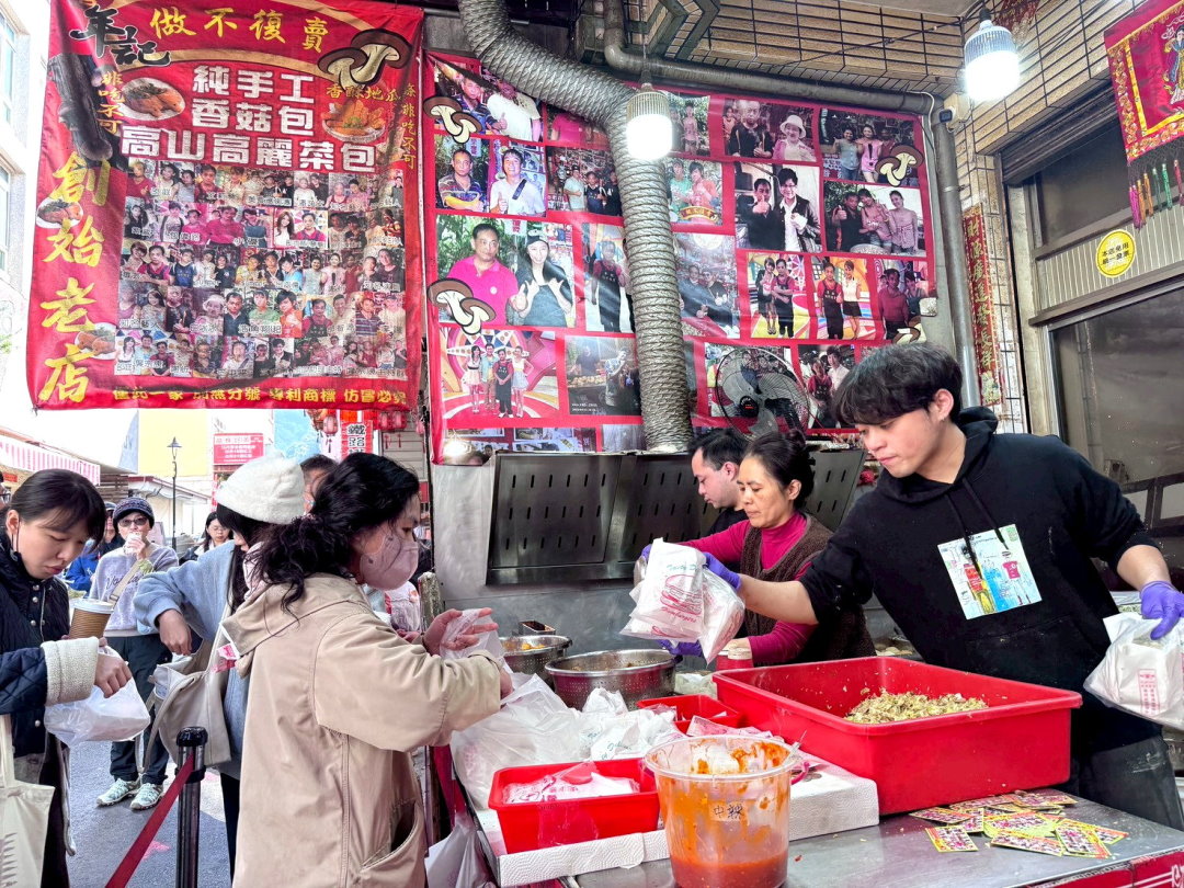 【年記做不復賣香菇高麗菜包】日月潭伊達邵老街必吃美食，排隊也要買炸香菇高麗菜包 @猴屁的異想世界