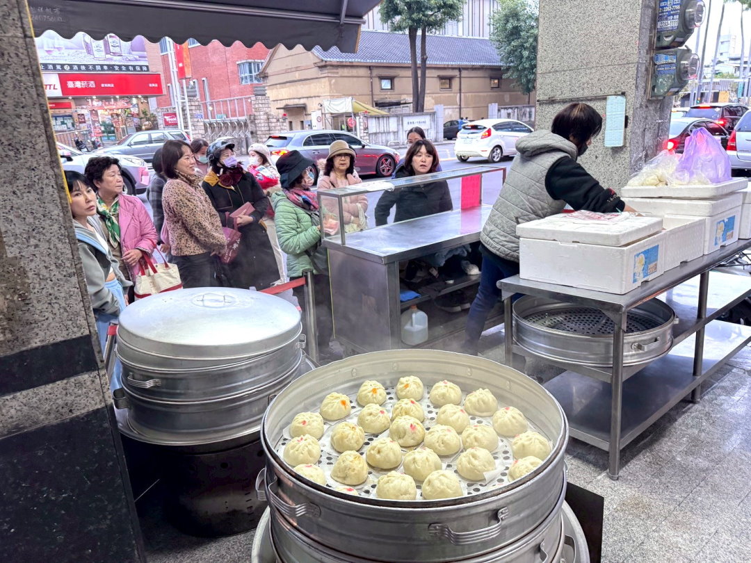 【向陽東坡蛋黃鮮肉包】台中超人氣排隊美食,蛋黃鮮肉包爆汁必吃,三種口味通通30元 @猴屁的異想世界 【向陽東坡蛋黃鮮肉包】台中超人氣排隊美食,蛋黃鮮肉包爆汁必吃,三種口味通通30元 @猴屁的異想世界