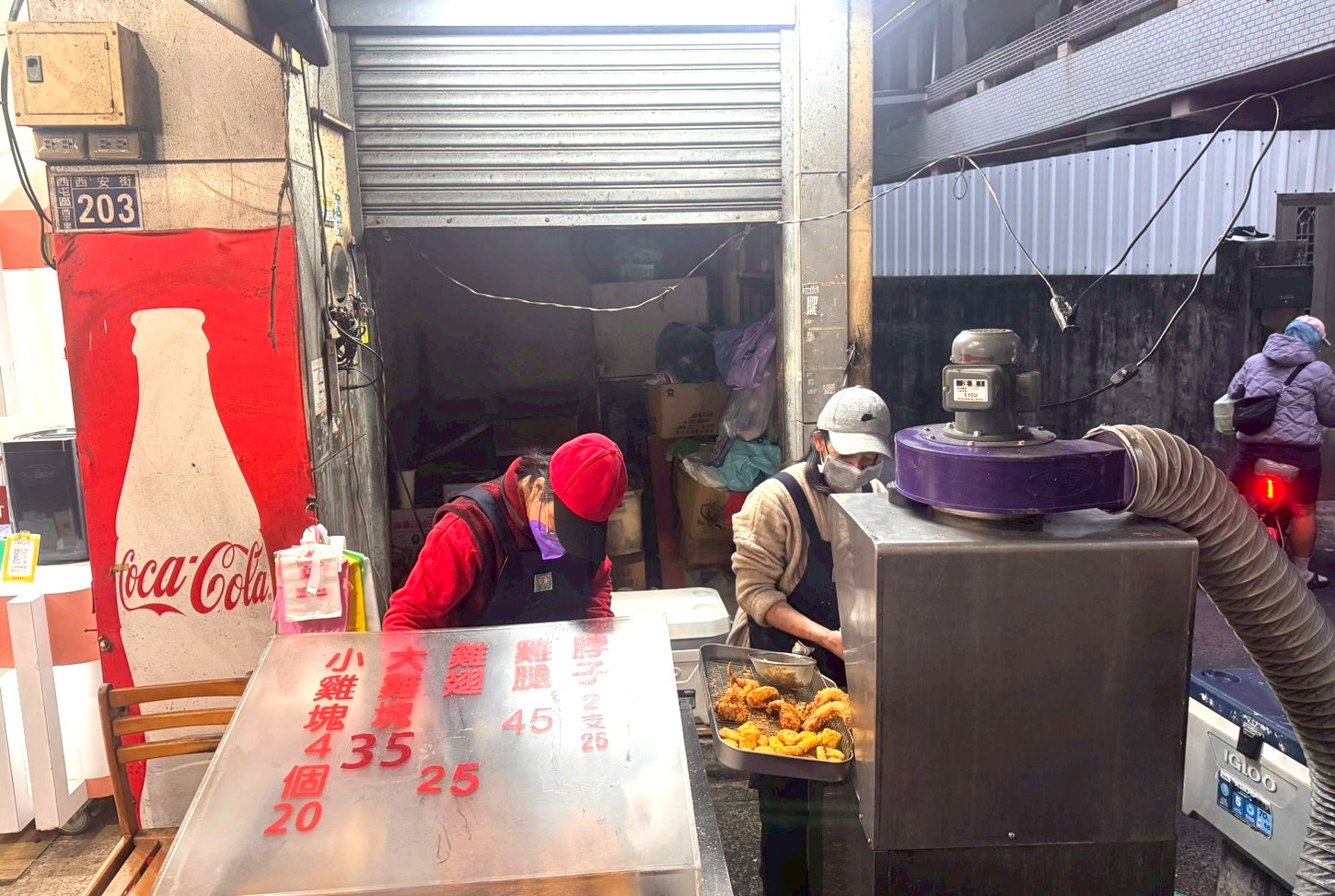 逢甲無名現炸雞翅|台中西屯美食推薦,西安街排隊銅板小吃,厚實多汁雞翅只要25元 @猴屁的異想世界 逢甲無名現炸雞翅|台中西屯美食推薦,西安街排隊銅板小吃,厚實多汁雞翅只要25元 @猴屁的異想世界