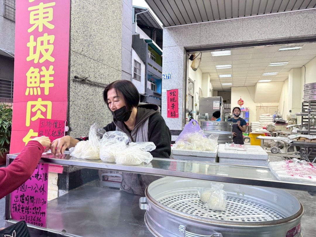 【向陽東坡蛋黃鮮肉包】台中超人氣排隊美食,蛋黃鮮肉包爆汁必吃,三種口味通通30元 @猴屁的異想世界 【向陽東坡蛋黃鮮肉包】台中超人氣排隊美食,蛋黃鮮肉包爆汁必吃,三種口味通通30元 @猴屁的異想世界