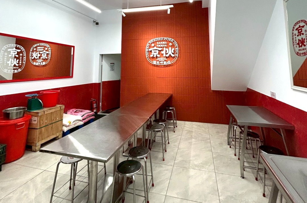 【京伙西屯店】台中西屯便當推薦，海南雞飯炸燒肉雙拼人氣必點，雞湯喝到飽 @猴屁的異想世界