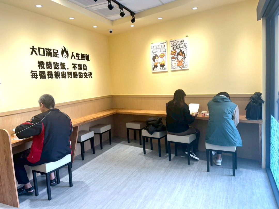 【大無敵烤肉飯】台中逢甲便當推薦，烤肉份量大，內用湯品飲料無限、半飯換菜超貼心 @猴屁的異想世界