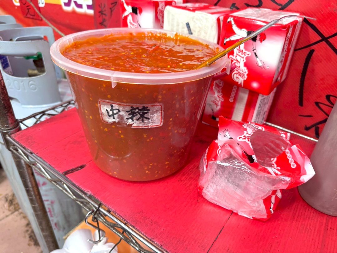 【年記做不復賣香菇高麗菜包】日月潭伊達邵老街必吃美食，排隊也要買炸香菇高麗菜包 @猴屁的異想世界
