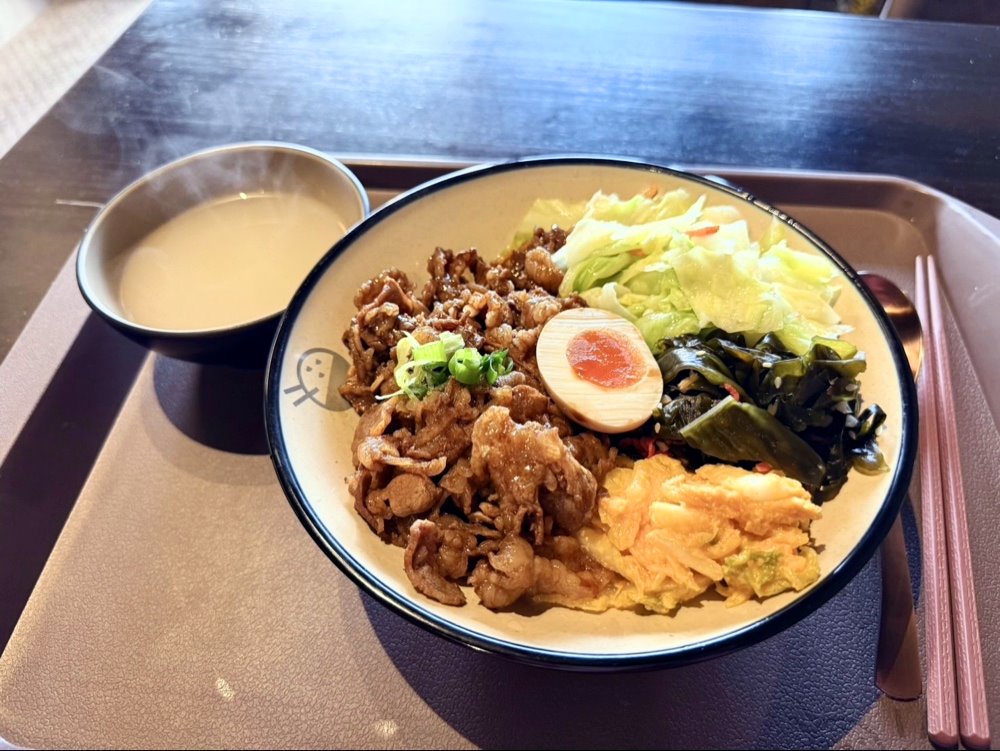 【餓了台式丼飯潭子店】台中潭子美食推薦，130元平價大份量，雞湯飲料無限暢飲 @猴屁的異想世界