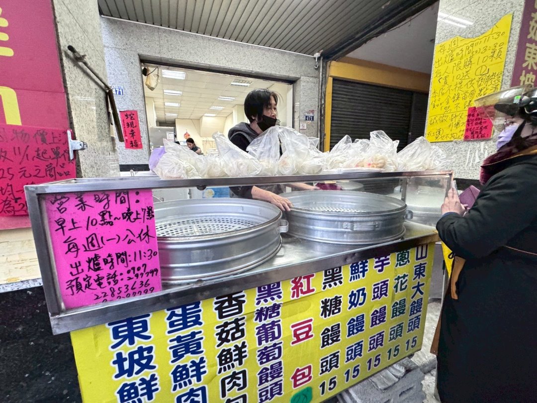 【向陽東坡蛋黃鮮肉包】台中超人氣排隊美食,蛋黃鮮肉包爆汁必吃,三種口味通通30元 @猴屁的異想世界 【向陽東坡蛋黃鮮肉包】台中超人氣排隊美食,蛋黃鮮肉包爆汁必吃,三種口味通通30元 @猴屁的異想世界
