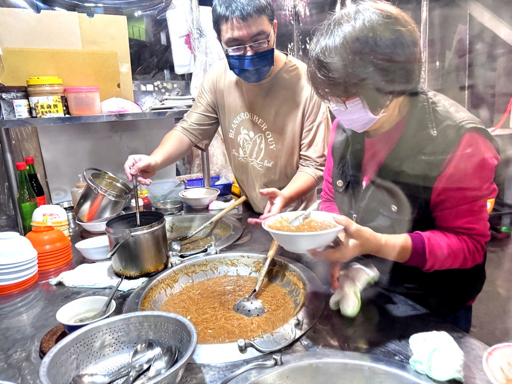 【寶島蚵仔麵線】台中第三市場美食推薦，蝦仁羹、蚵仔麵線太晚來就吃不到 @猴屁的異想世界