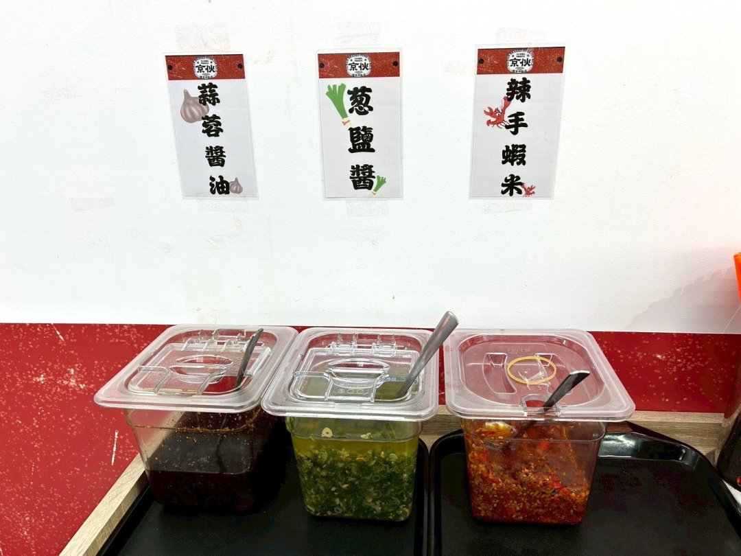 【京伙西屯店】台中西屯便當推薦，海南雞飯炸燒肉雙拼人氣必點，雞湯喝到飽 @猴屁的異想世界