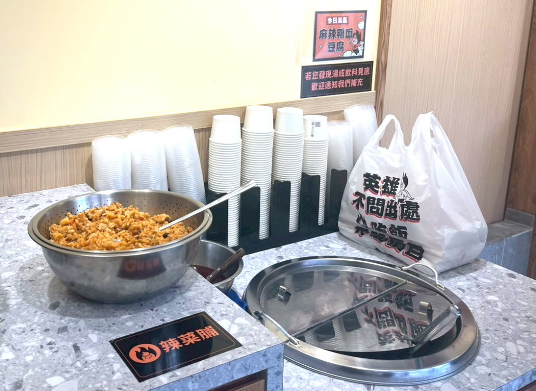 【大無敵烤肉飯】台中逢甲便當推薦，烤肉份量大，內用湯品飲料無限、半飯換菜超貼心 @猴屁的異想世界