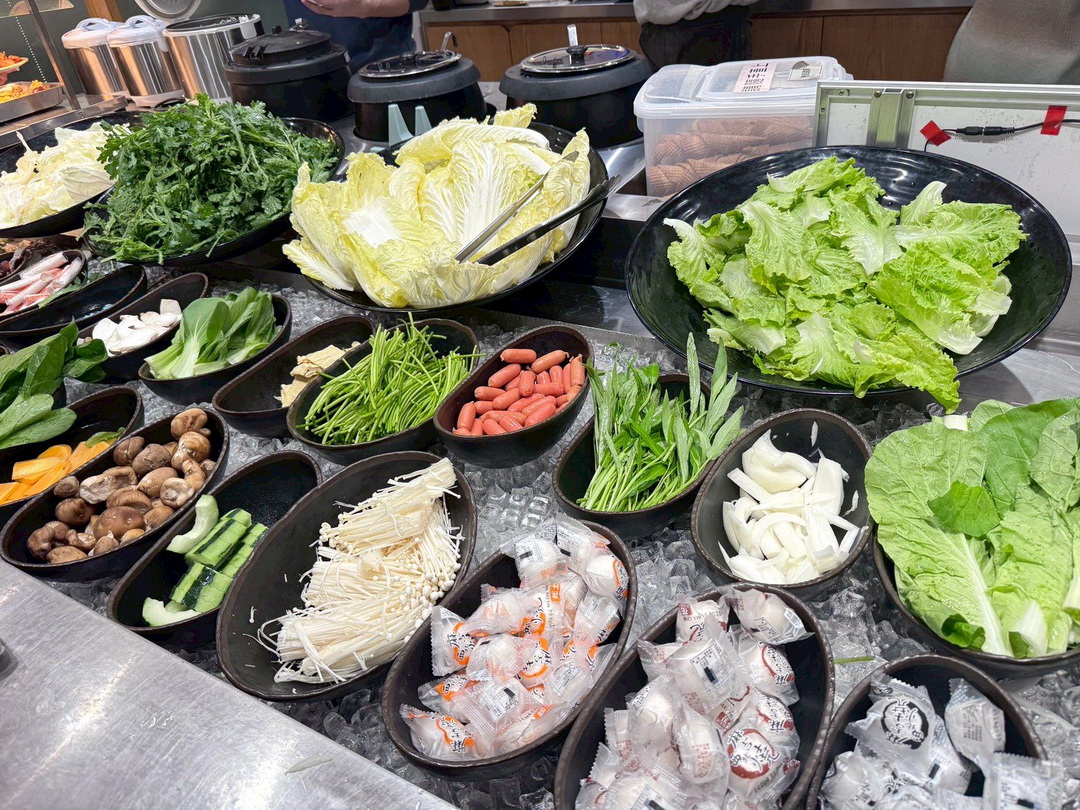 【牛比蔥壽喜燒吃到飽】台中吃到飽推薦，和牛壽喜燒12種湯底，炸雞好吃自助吧超豐富 @猴屁的異想世界