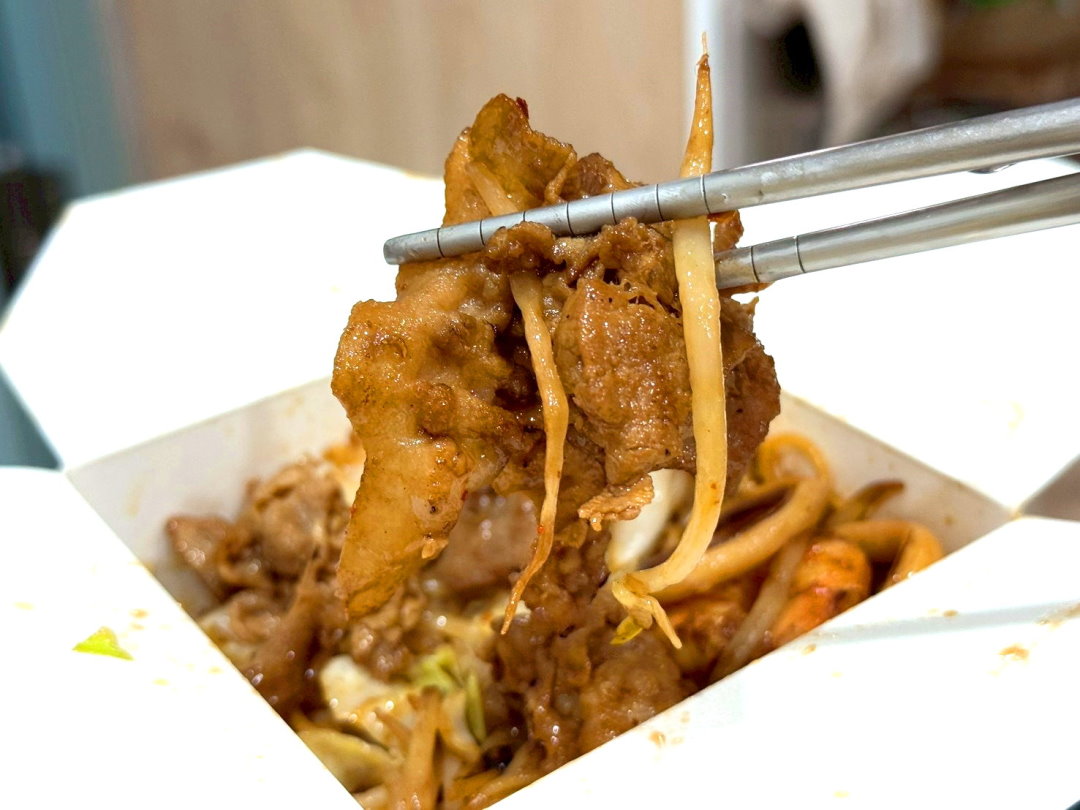 【萬氏福建炒麵】台中逢甲美食推薦，大火快炒香氣十足，料多實在必吃炒麵 @猴屁的異想世界