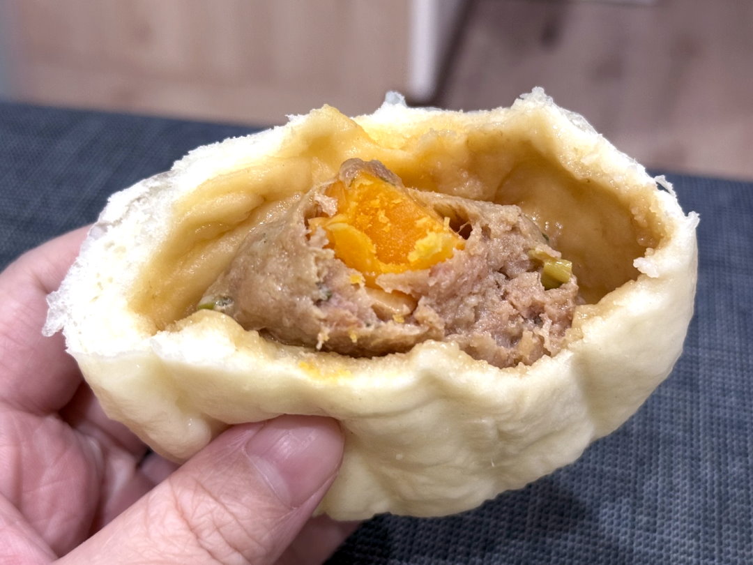 【向陽東坡蛋黃鮮肉包】台中超人氣排隊美食,蛋黃鮮肉包爆汁必吃,三種口味通通30元 @猴屁的異想世界 【向陽東坡蛋黃鮮肉包】台中超人氣排隊美食,蛋黃鮮肉包爆汁必吃,三種口味通通30元 @猴屁的異想世界