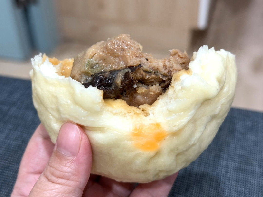 【向陽東坡蛋黃鮮肉包】台中超人氣排隊美食,蛋黃鮮肉包爆汁必吃,三種口味通通30元 @猴屁的異想世界 【向陽東坡蛋黃鮮肉包】台中超人氣排隊美食,蛋黃鮮肉包爆汁必吃,三種口味通通30元 @猴屁的異想世界