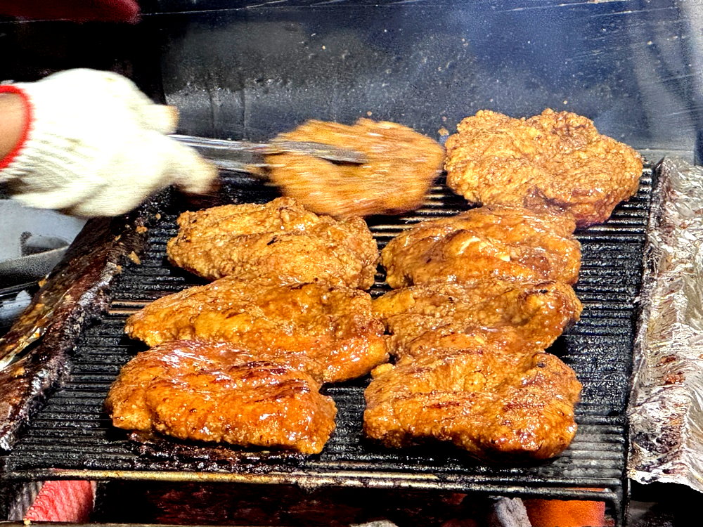 【數1數2碳烤雞排】彰化精誠夜市排隊美食，厚實多汁碳烤雞排必吃，靈魂醬汁超涮嘴