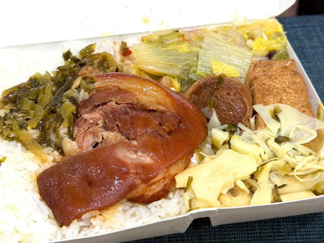 【小阿姨腳庫飯】台中西屯美食推薦，排隊人氣腳庫飯，滷肉肥而不膩超入味 @猴屁的異想世界