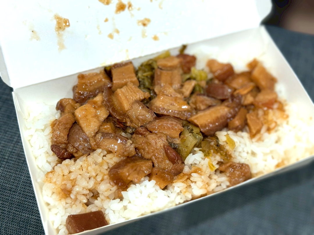 【小阿姨腳庫飯】台中西屯美食推薦，排隊人氣腳庫飯，滷肉肥而不膩超入味 @猴屁的異想世界