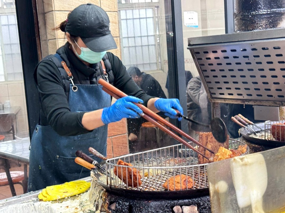 【清水白燒炸粿】台中清水美食推薦,在地人激推排隊炸粿,超大顆蚵嗲、肉嗲現點現炸 @猴屁的異想世界 【清水白燒炸粿】台中清水美食推薦,在地人激推排隊炸粿,超大顆蚵嗲、肉嗲現點現炸 @猴屁的異想世界