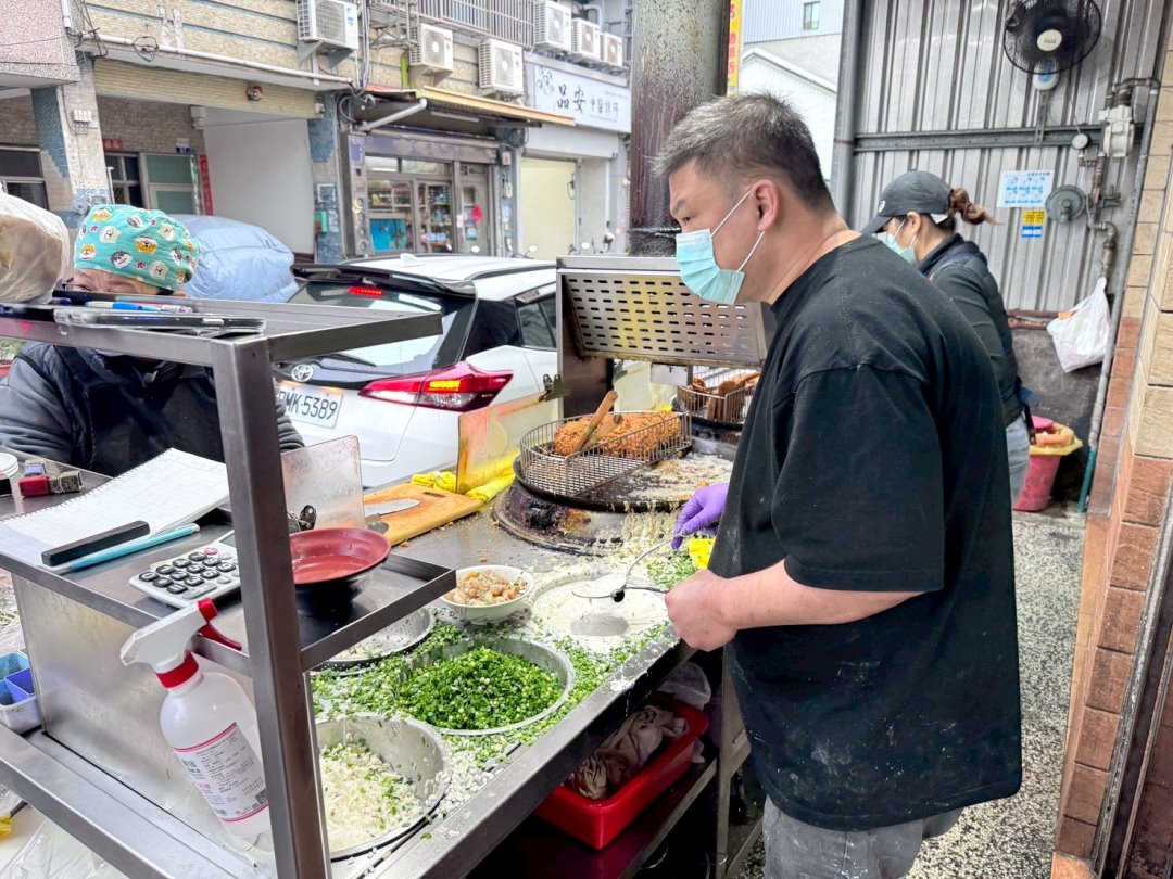【清水白燒炸粿】台中清水美食推薦,在地人激推排隊炸粿,超大顆蚵嗲、肉嗲現點現炸 @猴屁的異想世界 【清水白燒炸粿】台中清水美食推薦,在地人激推排隊炸粿,超大顆蚵嗲、肉嗲現點現炸 @猴屁的異想世界