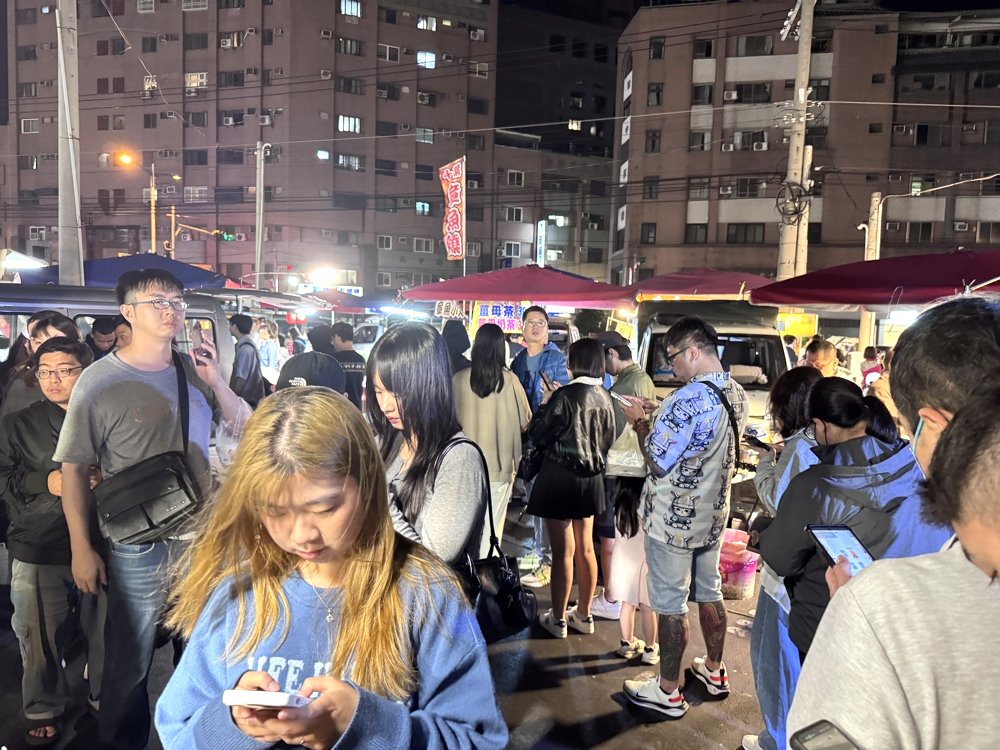 【數1數2碳烤雞排】彰化精誠夜市排隊美食，厚實多汁碳烤雞排必吃，靈魂醬汁超涮嘴 @猴屁的異想世界