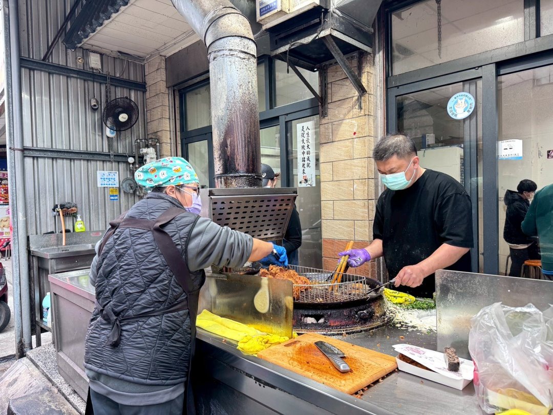 【清水白燒炸粿】台中清水美食推薦,在地人激推排隊炸粿,超大顆蚵嗲、肉嗲現點現炸 @猴屁的異想世界 【清水白燒炸粿】台中清水美食推薦,在地人激推排隊炸粿,超大顆蚵嗲、肉嗲現點現炸 @猴屁的異想世界