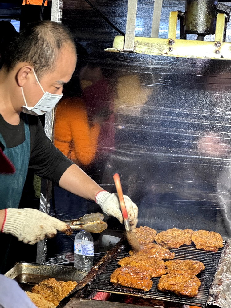 【數1數2碳烤雞排】彰化精誠夜市排隊美食，厚實多汁碳烤雞排必吃，靈魂醬汁超涮嘴 @猴屁的異想世界