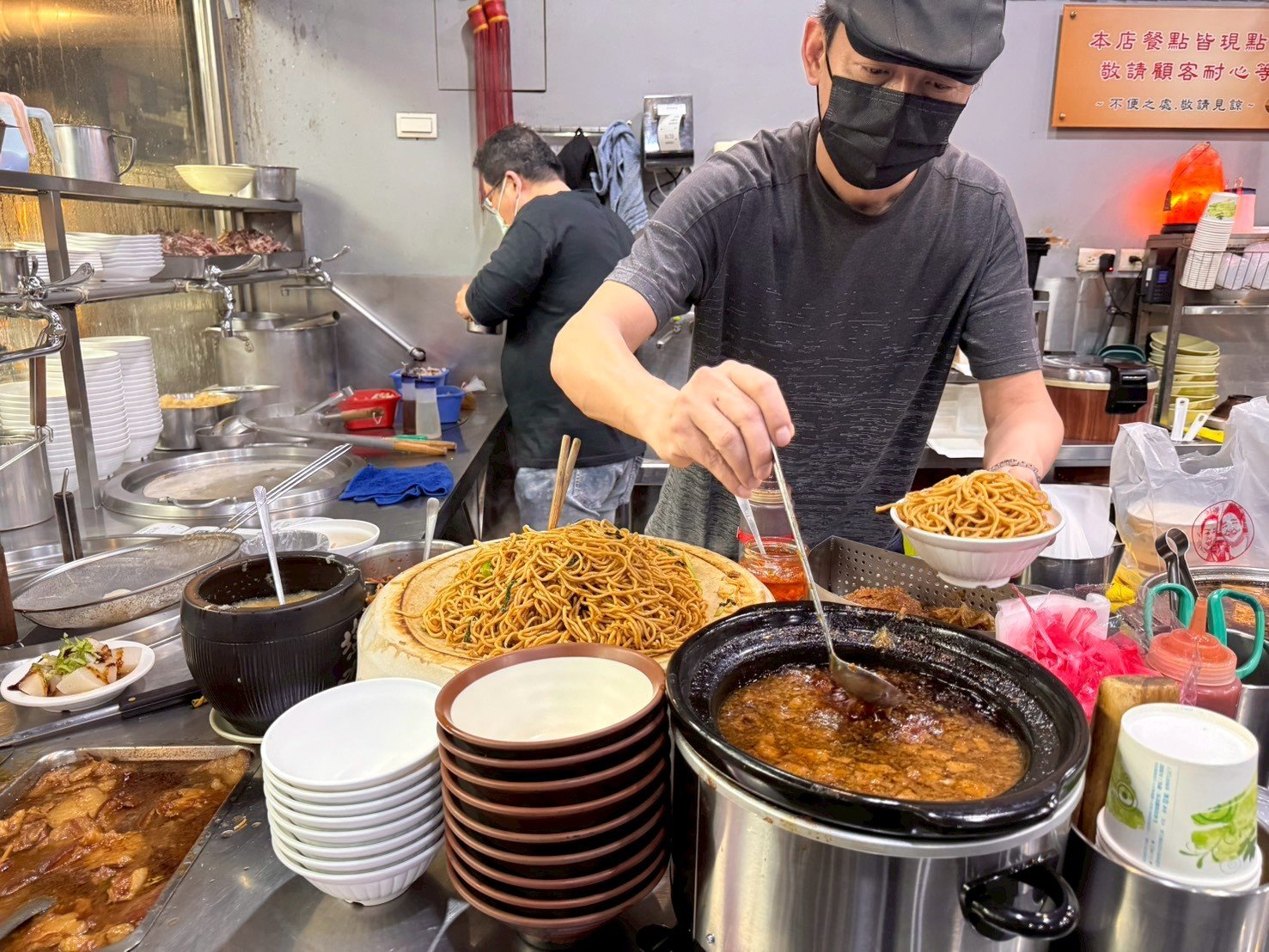 【小阿姨腳庫飯】台中西屯美食推薦，排隊人氣腳庫飯，滷肉肥而不膩超入味 @猴屁的異想世界
