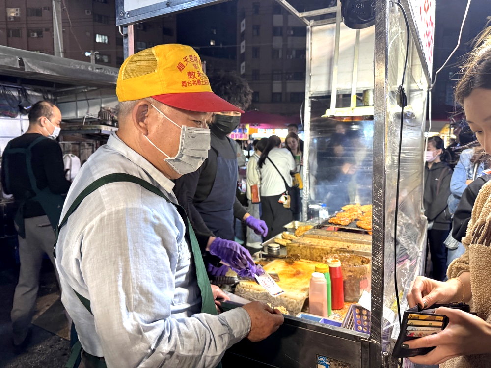 【數1數2碳烤雞排】彰化精誠夜市排隊美食，厚實多汁碳烤雞排必吃，靈魂醬汁超涮嘴 @猴屁的異想世界