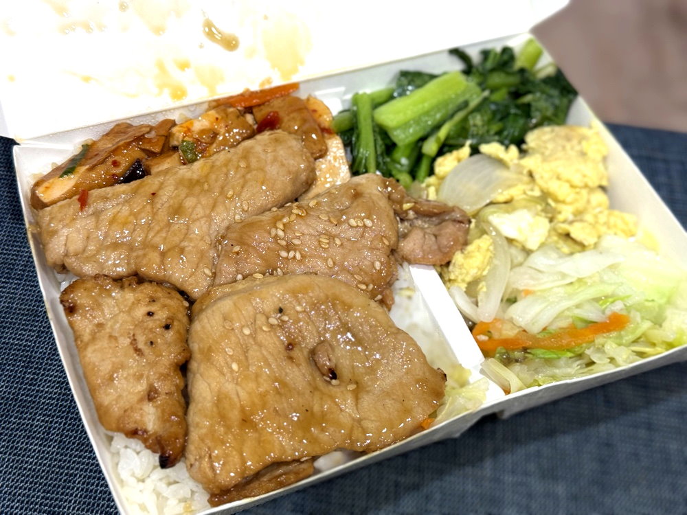 【成大器烤肉飯台中西屯店】炭火烤肉飯超香,內用飲料、剝皮辣椒雞湯無限供應 @猴屁的異想世界 【成大器烤肉飯台中西屯店】炭火烤肉飯超香,內用飲料、剝皮辣椒雞湯無限供應 @猴屁的異想世界