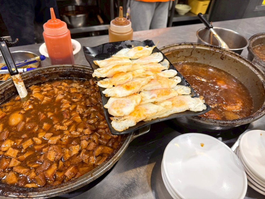 【小阿姨腳庫飯】台中西屯美食推薦，排隊人氣腳庫飯，滷肉肥而不膩超入味 @猴屁的異想世界