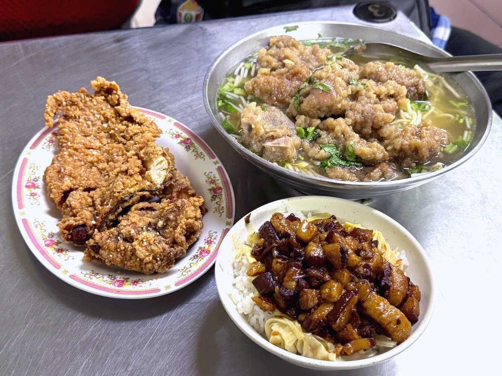 【三五元小吃店】台中沙鹿美食推薦，在地人氣小吃必點排骨酥麵、滷肉飯與厚切炸雞排