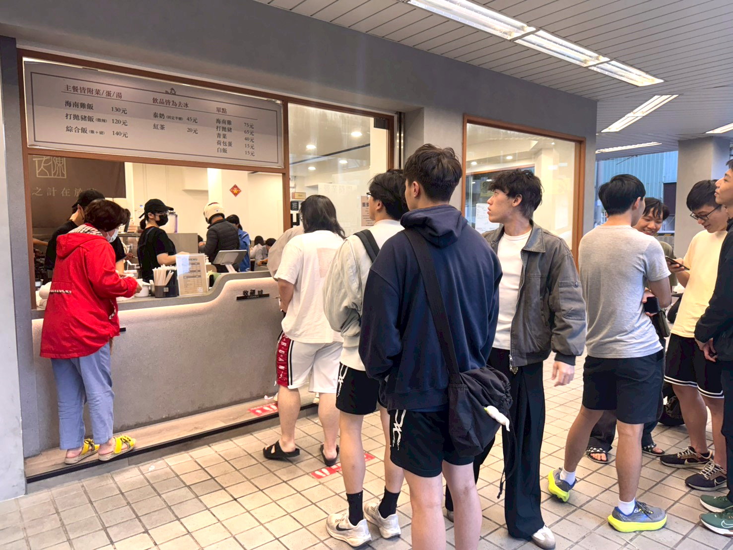 【老陳海南雞飯逢甲店】台中逢甲美食推薦,鮮嫩海南雞+打拋豬必點,內用雞高湯無限續 @猴屁的異想世界 【老陳海南雞飯逢甲店】台中逢甲美食推薦,鮮嫩海南雞+打拋豬必點,內用雞高湯無限續 @猴屁的異想世界