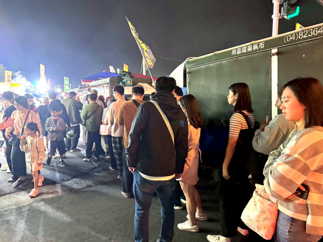 鼎揚東山鴨頭｜彰化精誠夜市美食推薦，排隊人氣東山鴨頭鹹甜超入味，在地宵夜必吃 @猴屁的異想世界