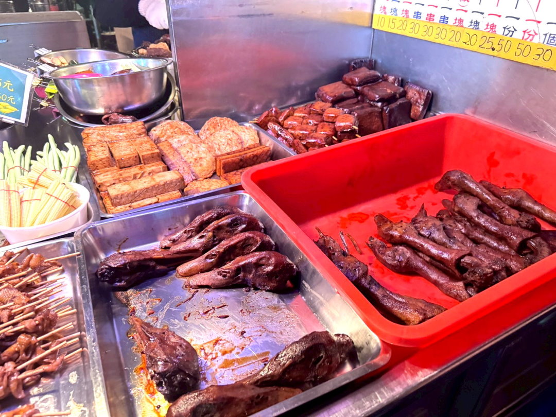 鼎揚東山鴨頭｜彰化精誠夜市美食推薦，排隊人氣東山鴨頭鹹甜超入味，在地宵夜必吃 @猴屁的異想世界